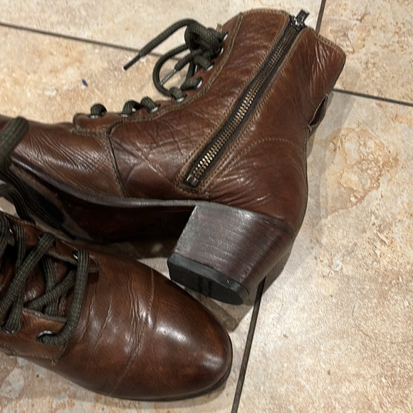 FRYE Zipper Up Soft Leather Bootie 2 inches Heels size 9 - Picture 14 of 14